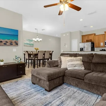 4 Bedrooms - 3 Bathrooms - Paradise Palms 8963 Cat